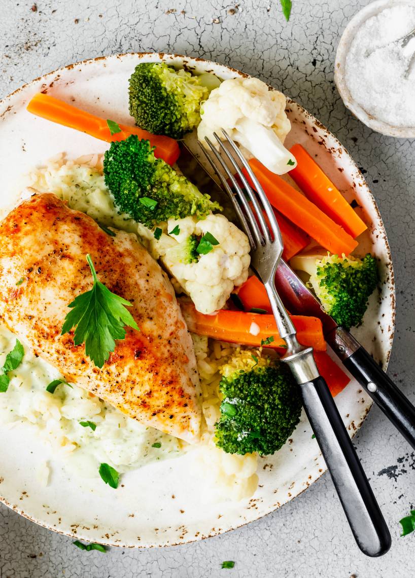 All-in-one-Hähnchenbrust mit Reis und Gemüse