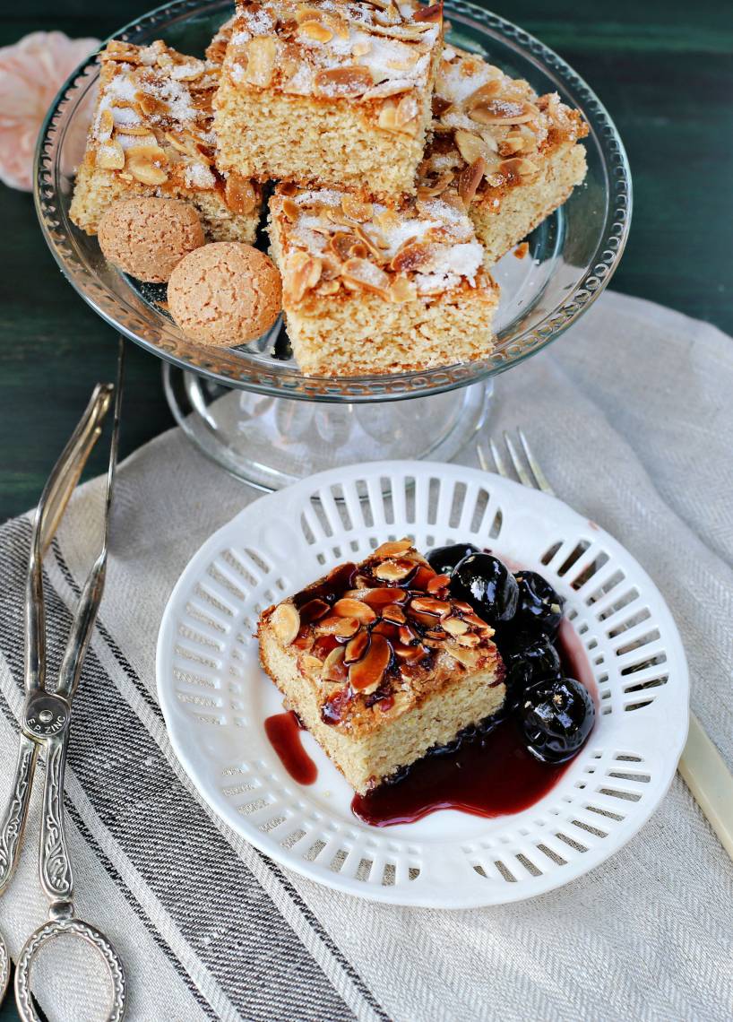 Amarettinikuchen mit Amarenakirschen