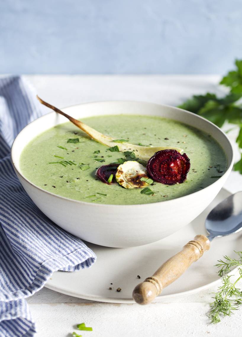 Cremige Kräutersuppe mit Gemüsechips
