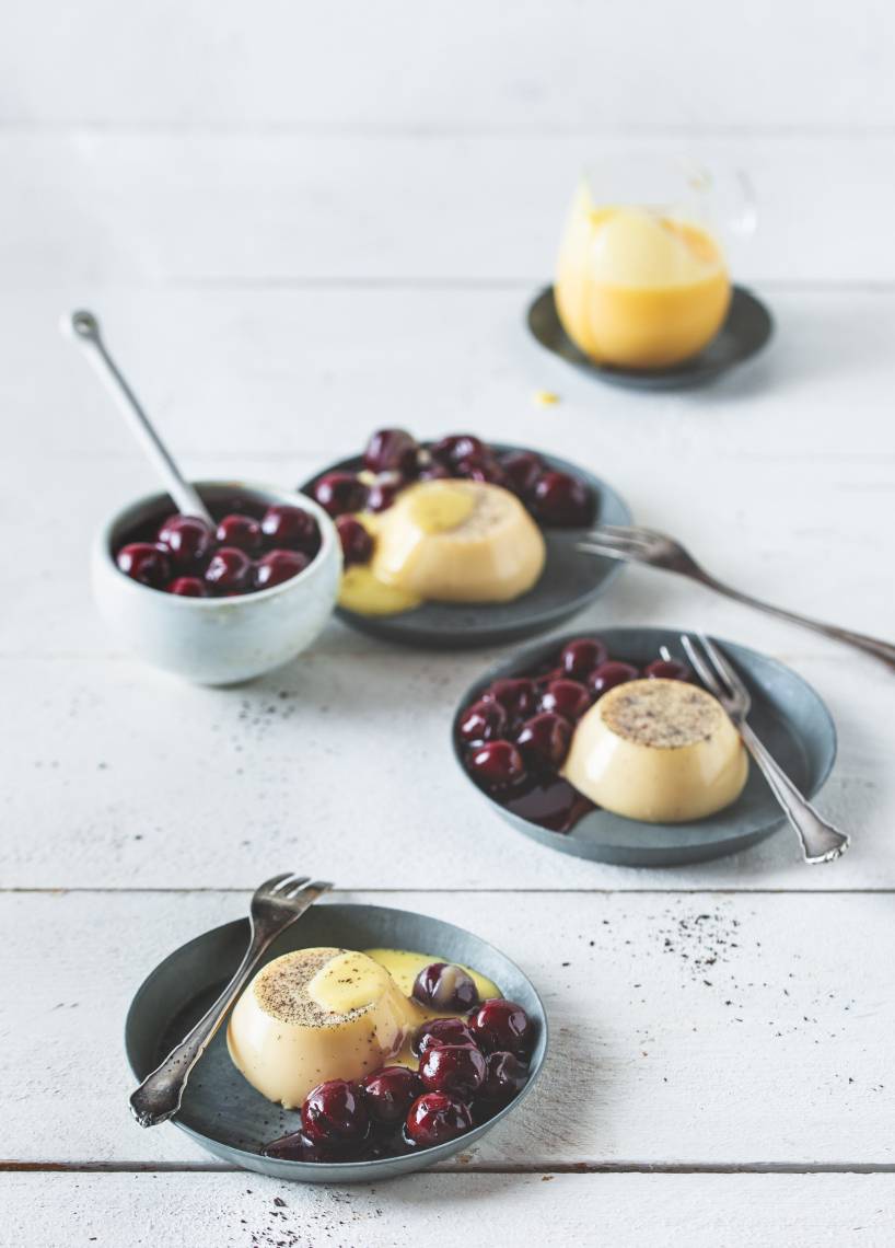 Eggnogg-Panna Cotta mit Kirsch-Glühwein-Kompott
