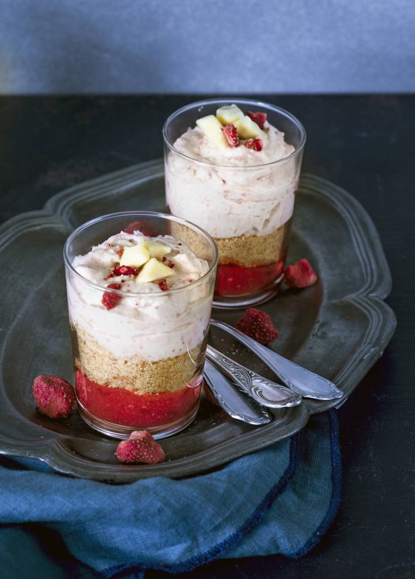 Erdbeer-Sahnedessert mit Haferkeksen
