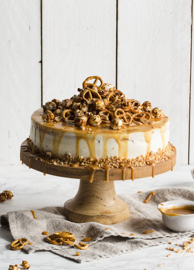 Erdnuss-Drip-Cake mit Salzkaramell