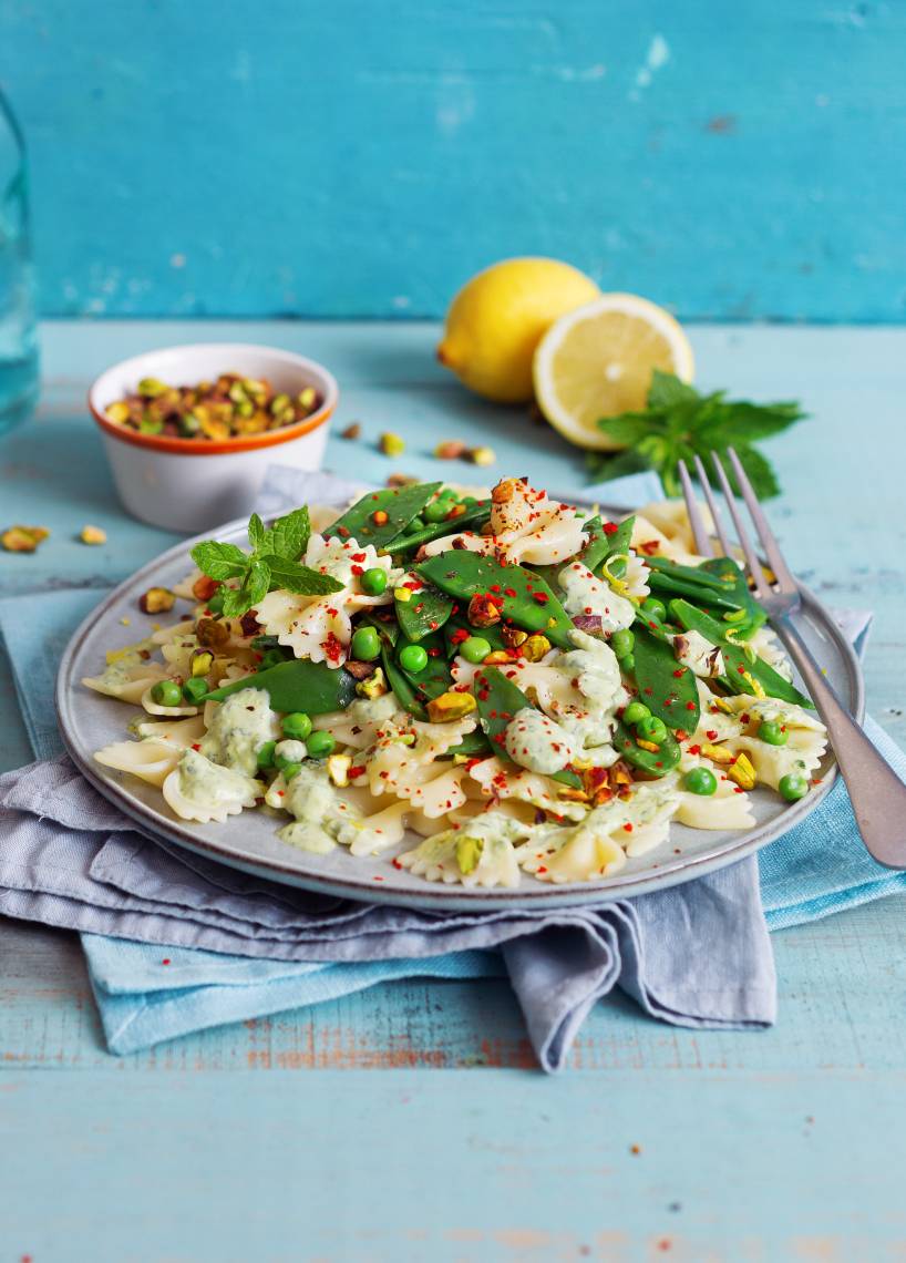 Farfalle mit Zuckerschoten und Erbsen in Zitronensoße