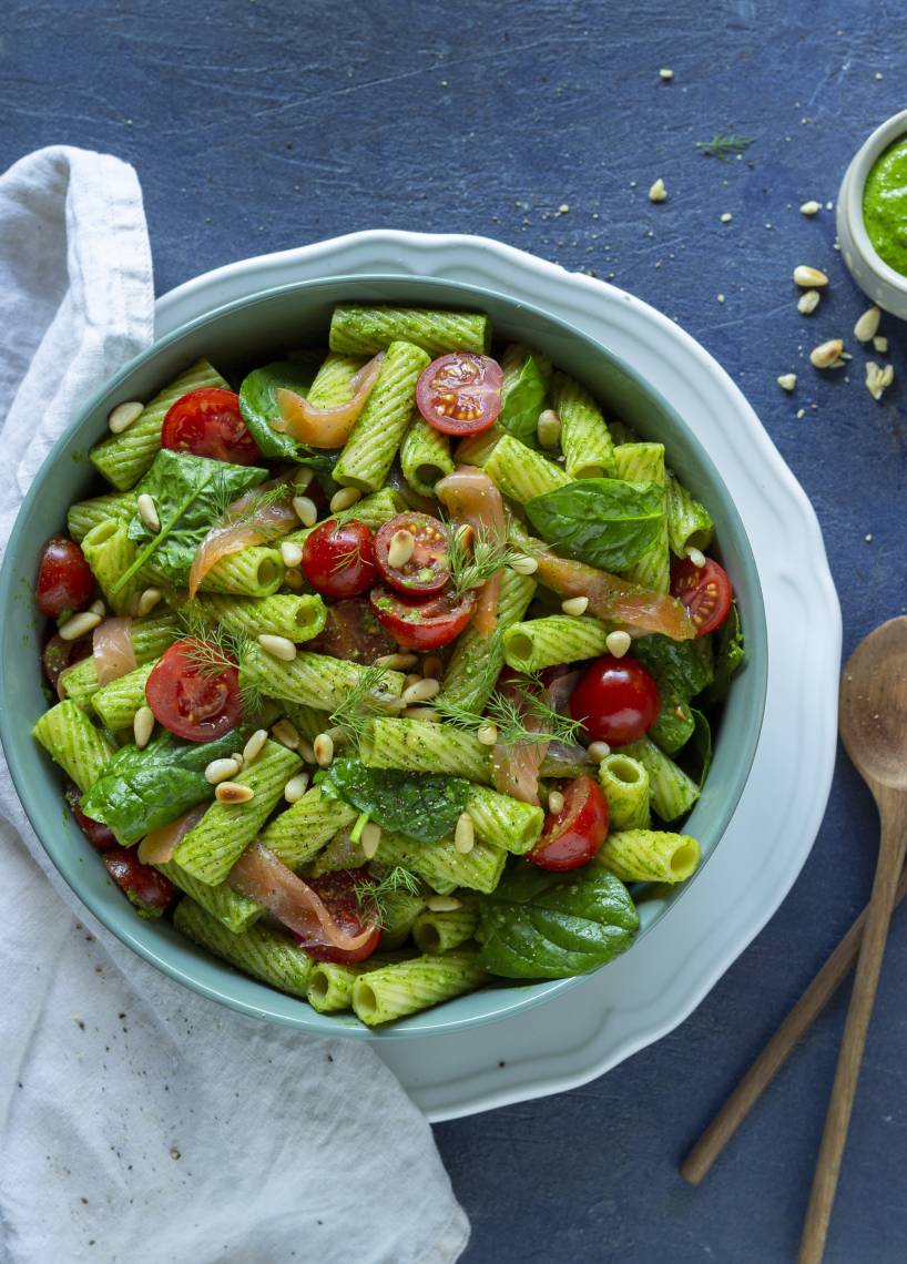 Fix: Nudelsalat mit Räucherlachs, Pestodressing, Kirschtomaten, Babyspinat mit frischem Dill