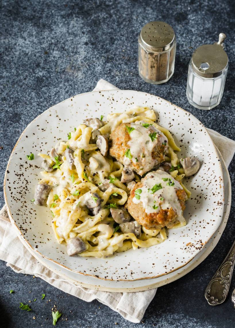 Frikadellen mit Rahm-Champignons und Spätzle
