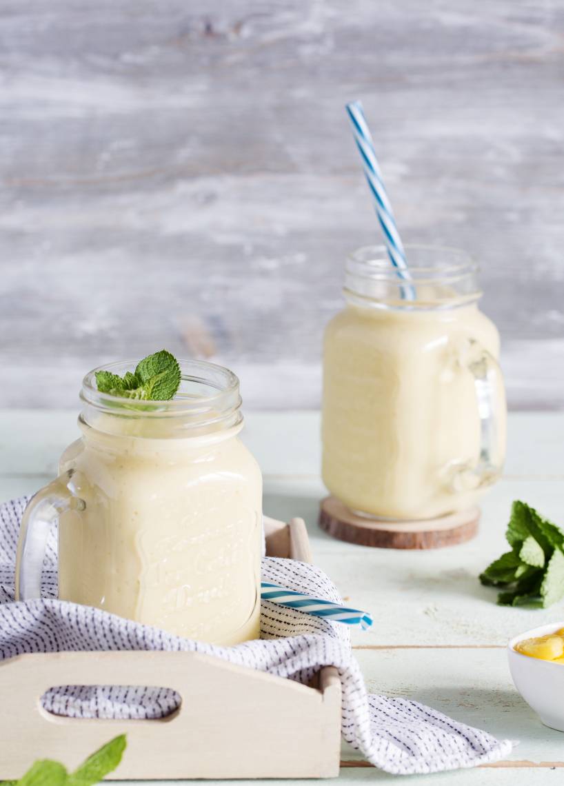 Gelber Mango-Lassi mit Kokosmilch