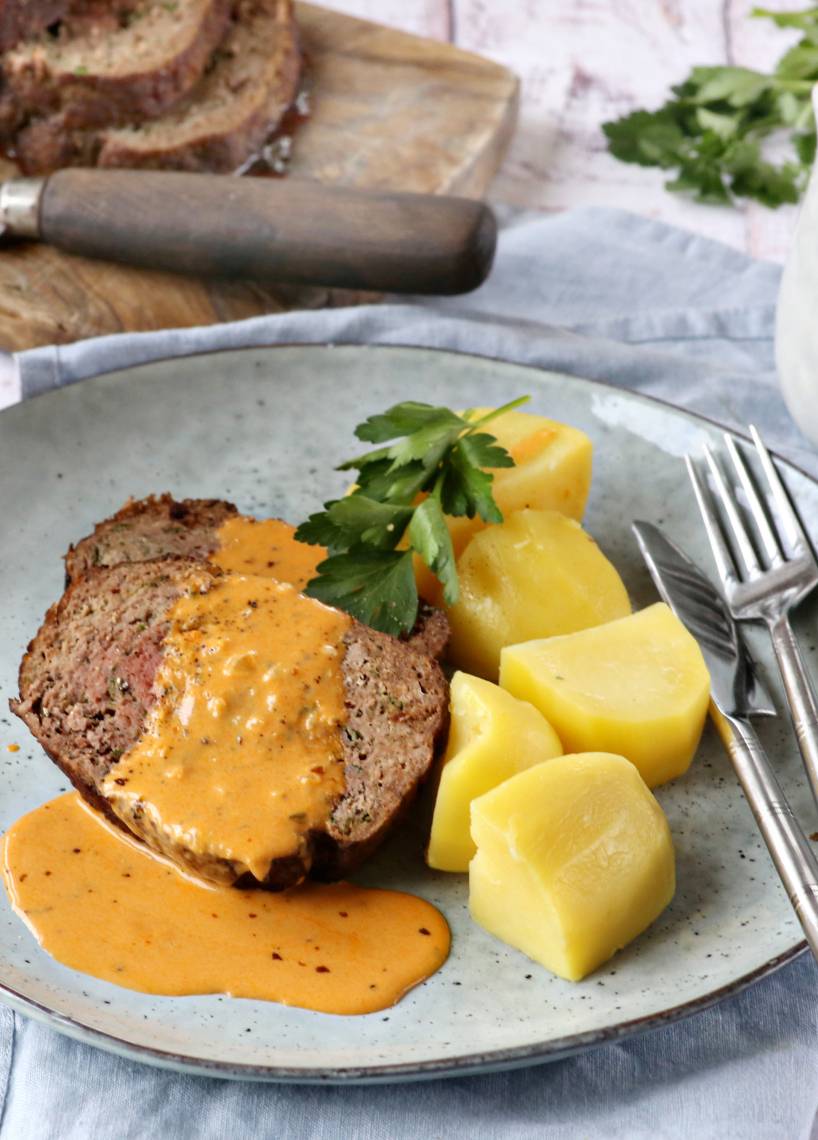 Hackbraten mit Kartoffeln und roter Soße