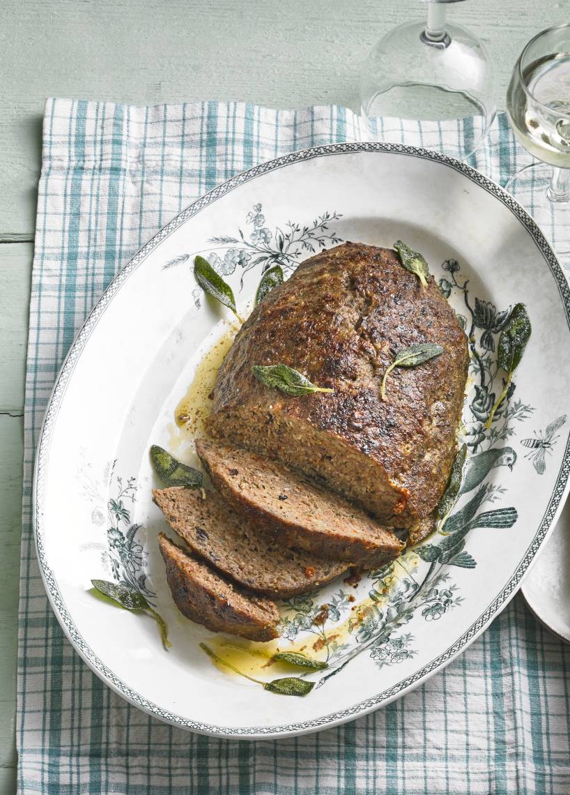 Hackbraten mit Salbei, Oliven und Topinamburstampf