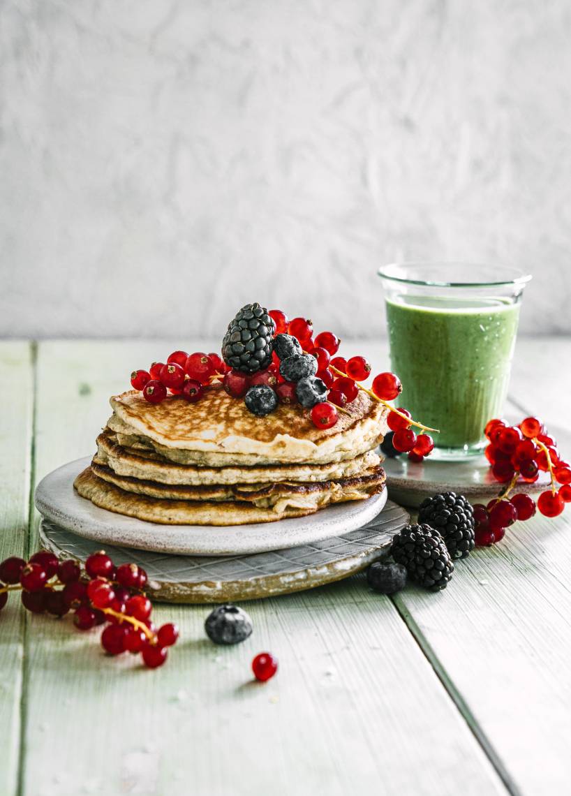 Hafer-Pancakes mit grünem Smoothie