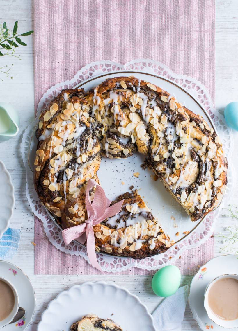 Hefekranz mit Mohn-Marzipanfüllung