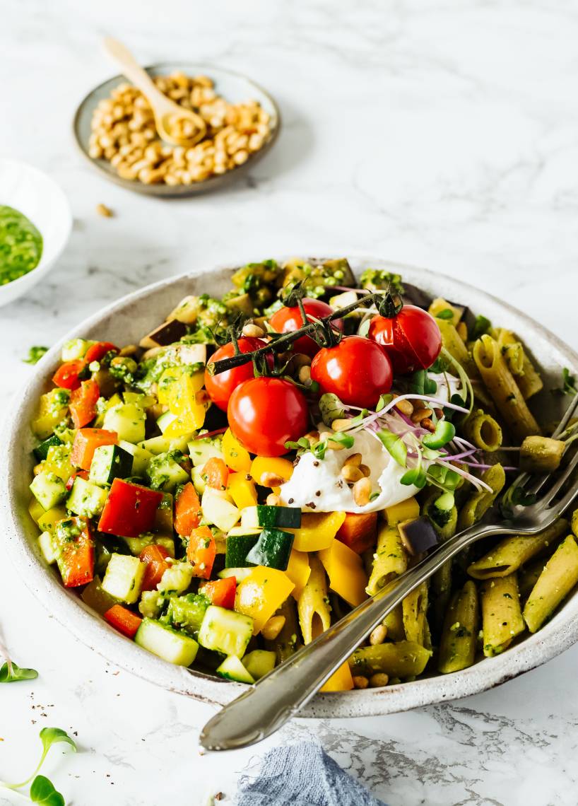 Pasta-Bowl mit Pestosoße und Burrata