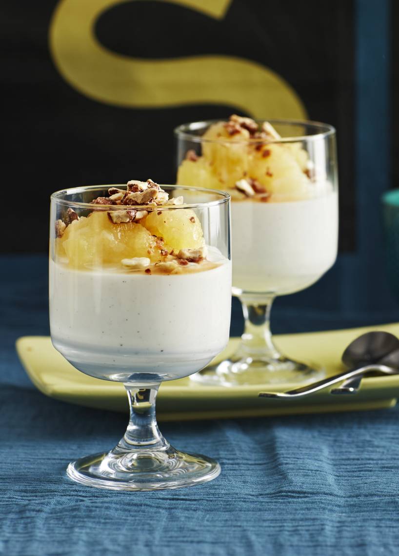 Joghurt-Mousse mit Apfel-Birnen-Kompott