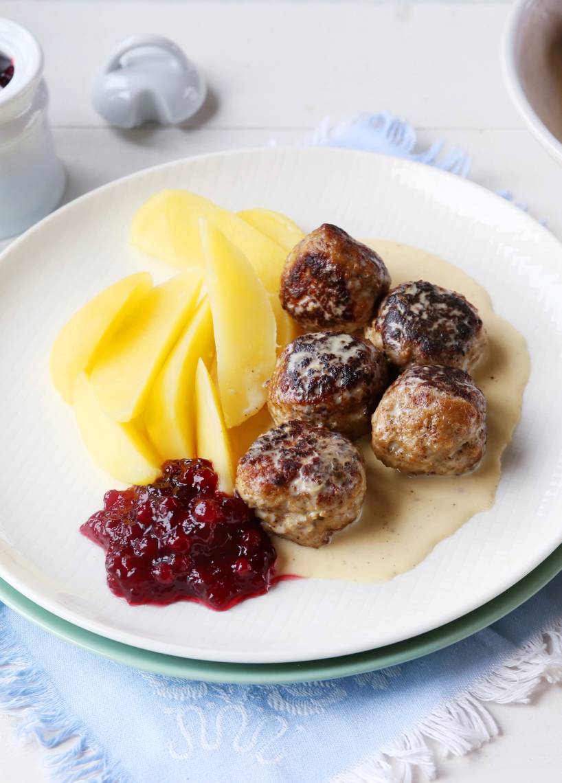 Köttbullar mit Kartoffeln und Preiselbeeren