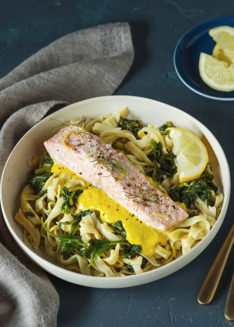 Lachs mit Pasta und Currysoße