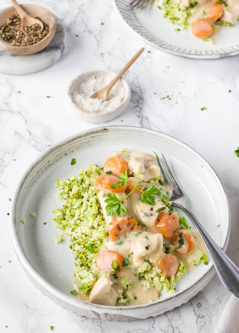 Low-Carb: Hühnerfrikassee mit Brokkoli-Blumenkohl-Reis