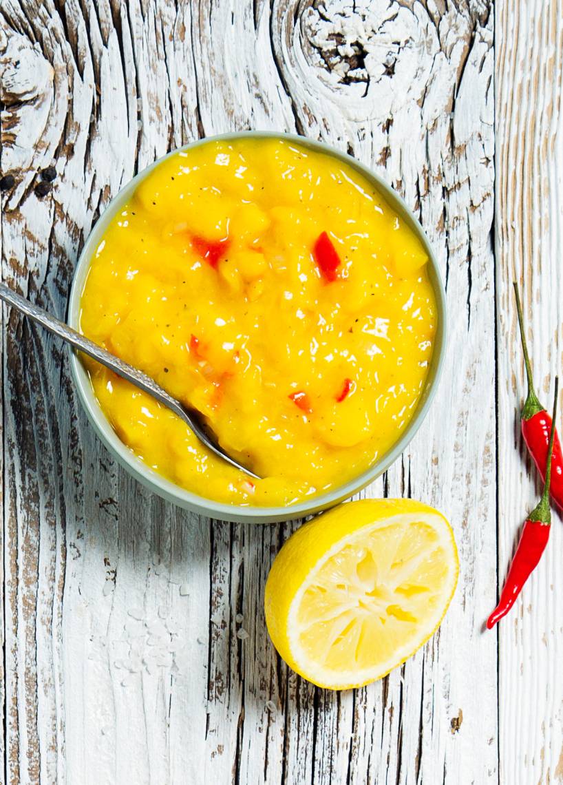 Mango-Salsa mit gelber Paprika