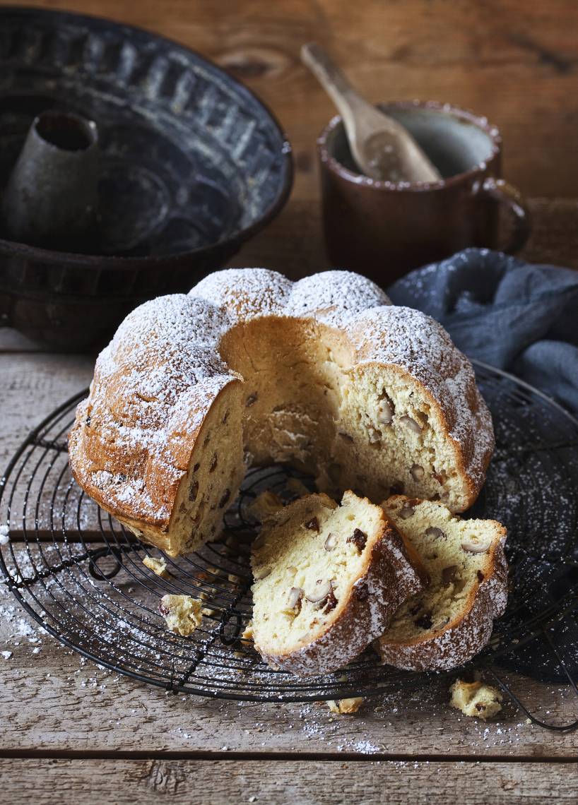 Marzipan-Gugelhupf mit Haselnüssen