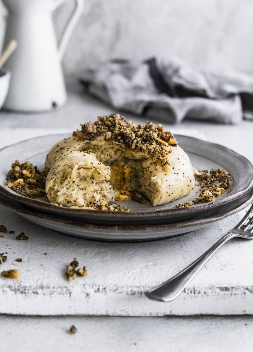 Mohn-Germknödel mit Marzipancreme