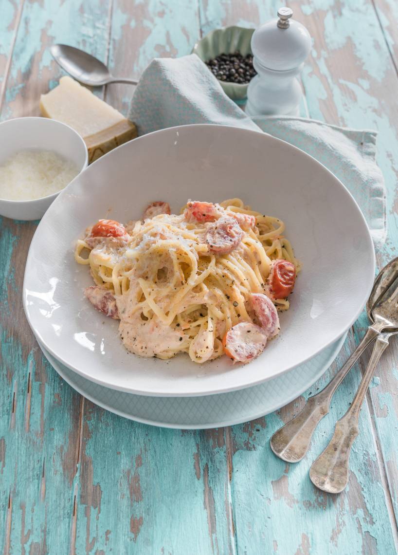 Nudeln mit Lachs in Tomaten-Sahnesoße