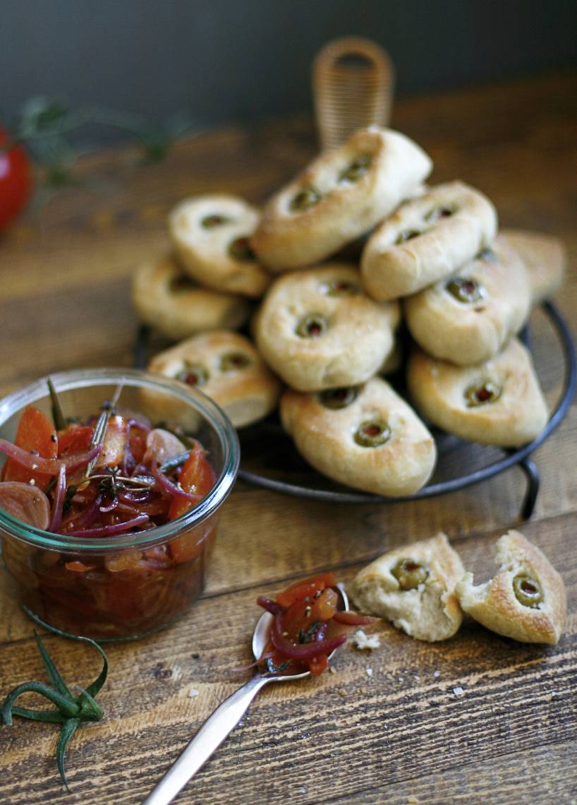 Oliven-Pizzabrötchen mit Balsamico-Tomaten