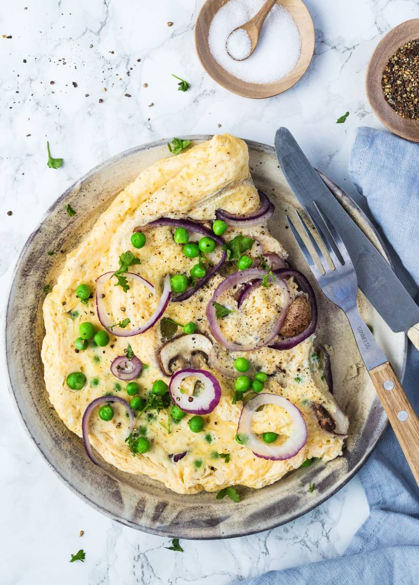 Omelett mit Zwiebeln, Käse, Erbsen, Cornichons und Champignons