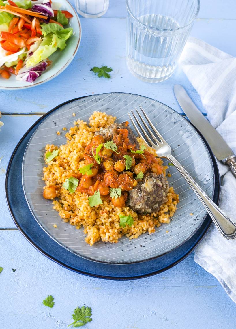 Orientalische Lammhackbällchen mit Bulgur und Kichererbsensoße