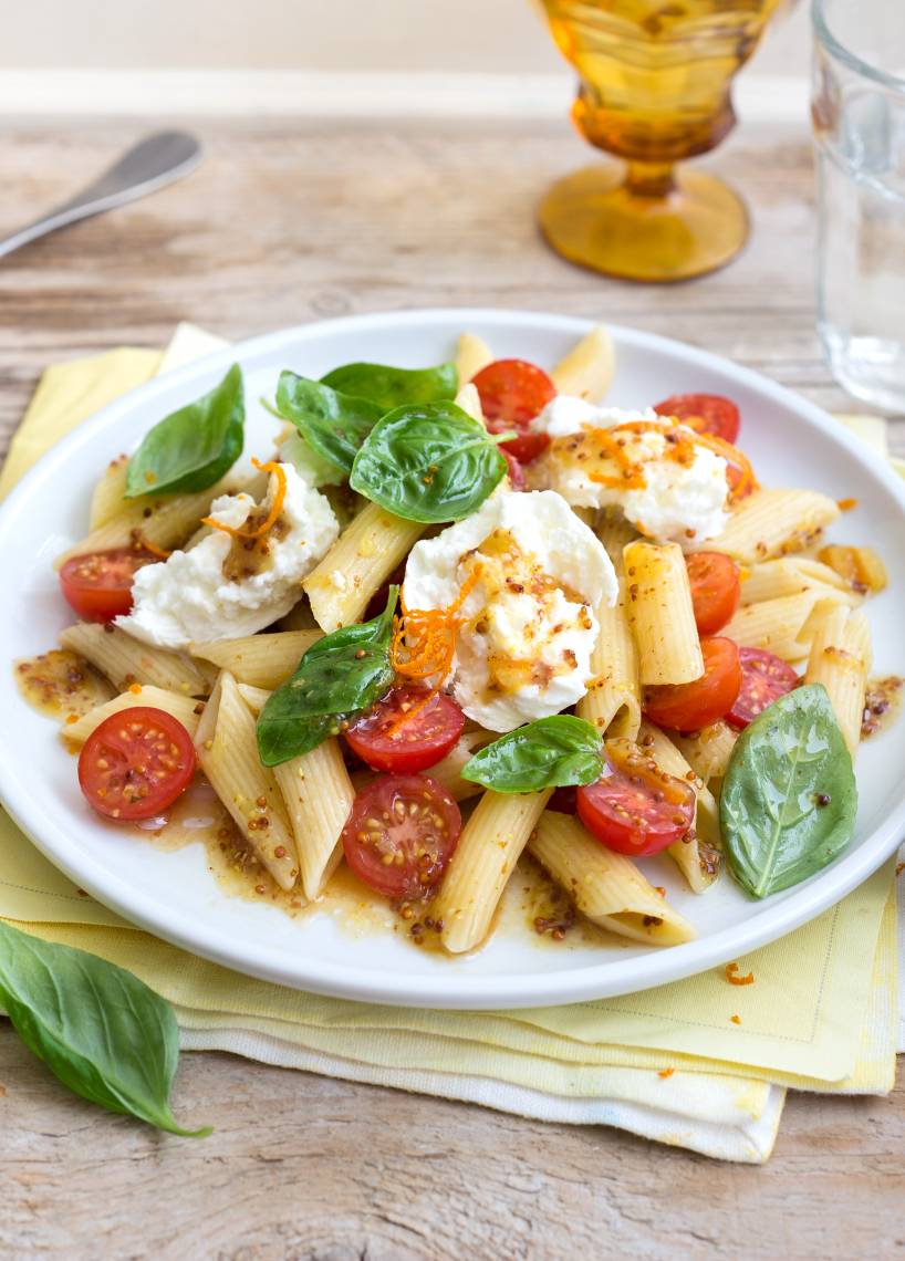 Pastasalat mit Mozzarella und Orangen-Senf-Dressing