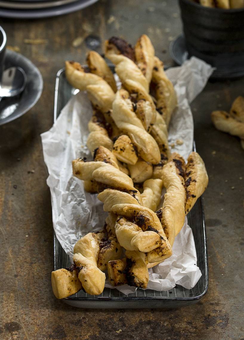 Pesto-Blätterteigstangen mit Käsedip