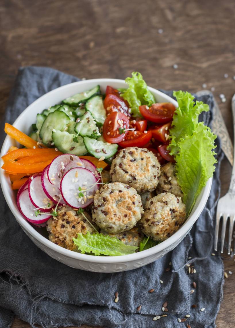 Quinoa-Hackbällchen mit Salat