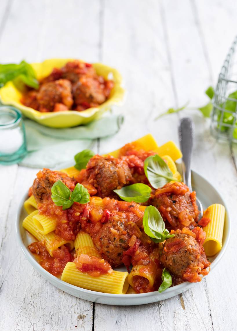 Rigatoni mit Bohnenbällchen in Tomatensoße