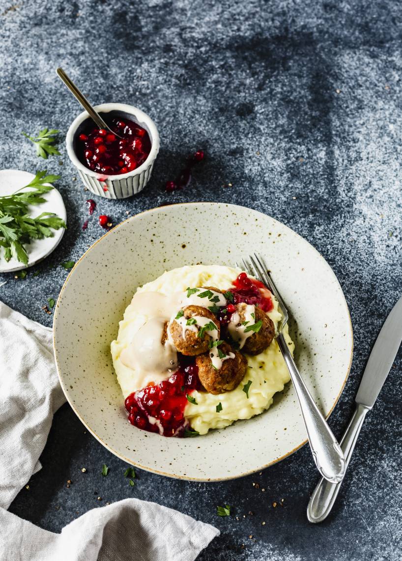 Schwedische Plantbullar mit Stampf und Preiselbeeren