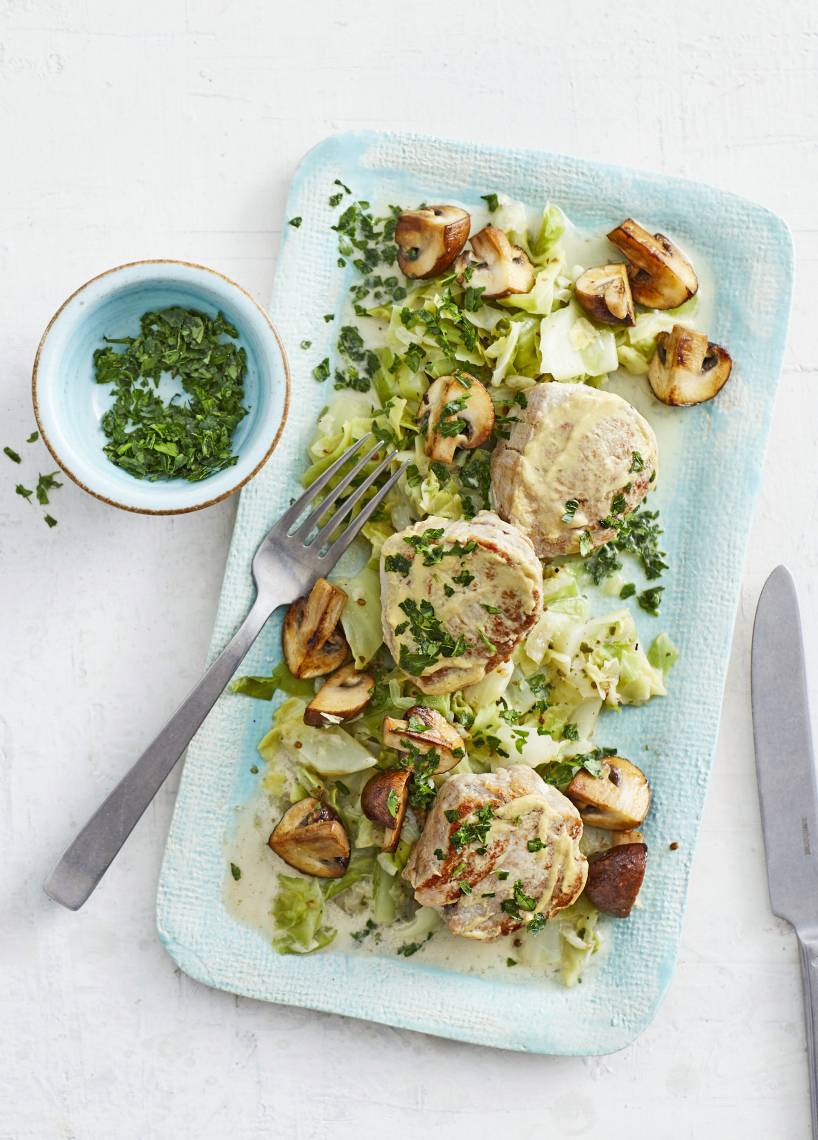 Schweinemedaillons mit Spitzkohl-Pilz-Rahm