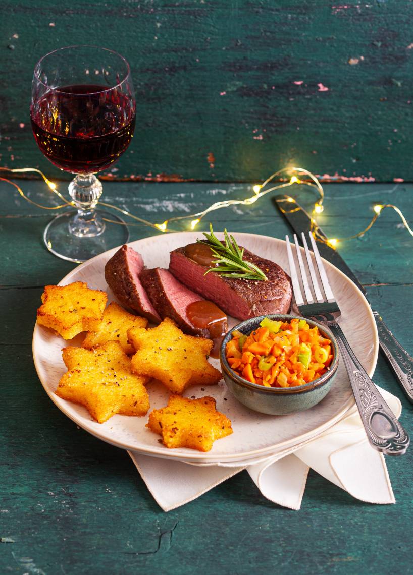 Sous-vide-Medaillons mit Polentasternen und Karottensalat