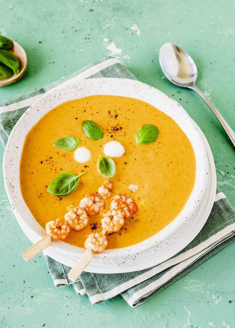 Tomate-Mozzarella-Suppe mit Garnelenspießen