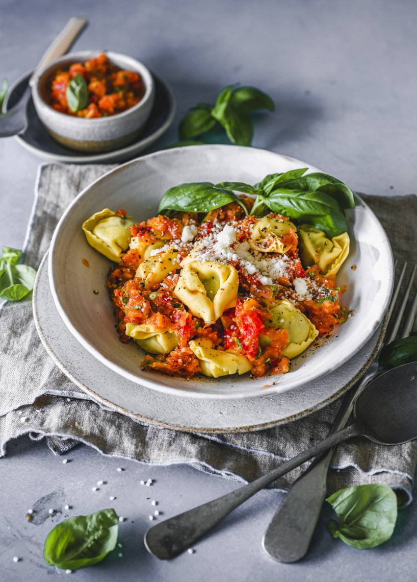 Tortellini mit Tomate-Basilikum-Soße