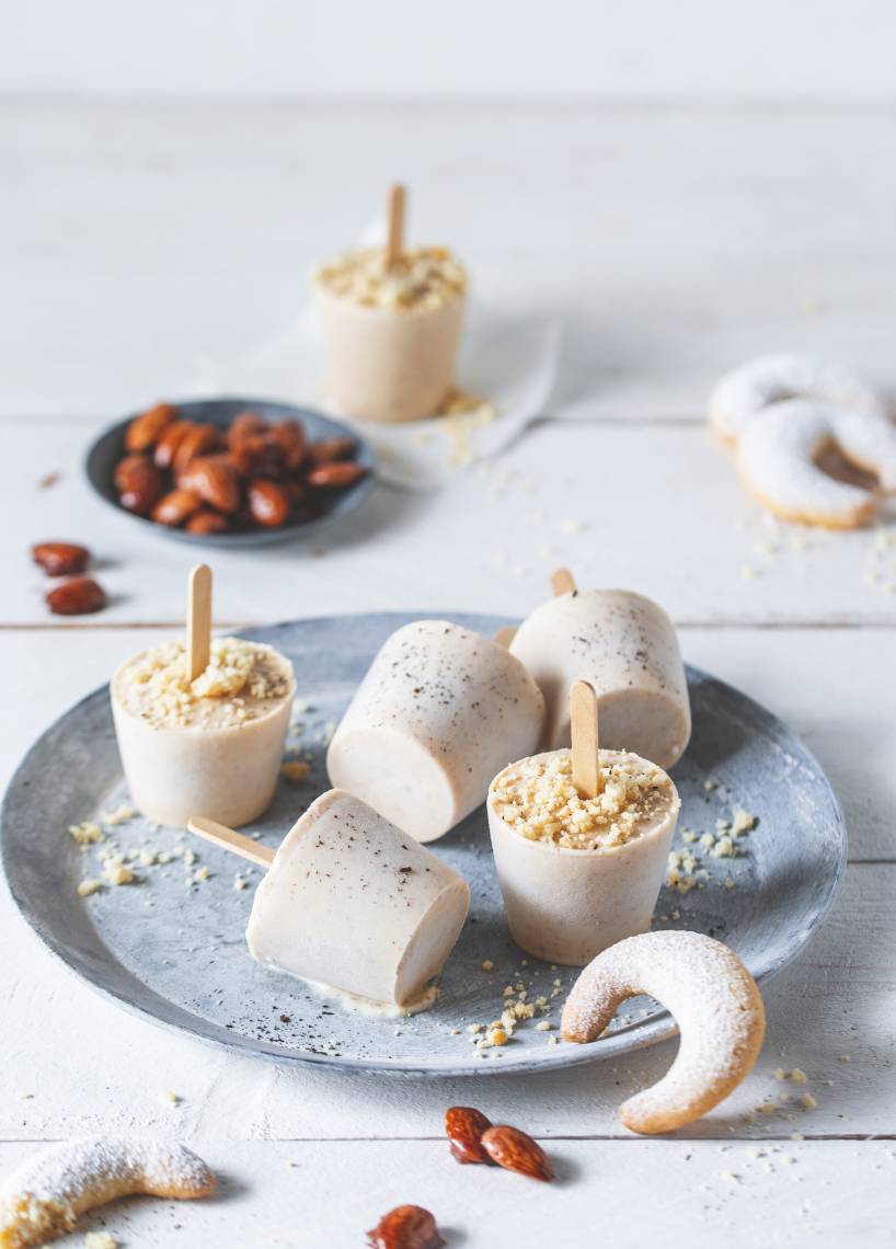 Vanillekipferl-Eis mit gebrannten Mandeln