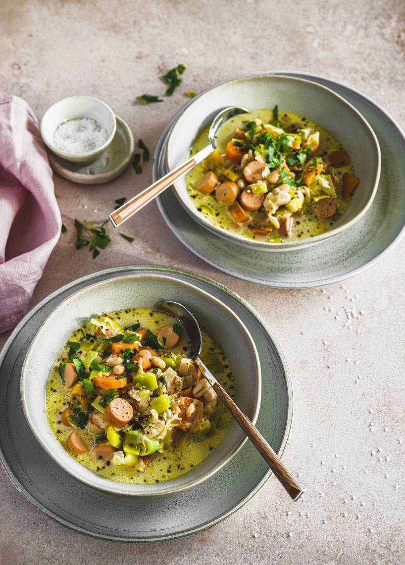 Weiße Bohnensuppe mit Veggie-Würstchen