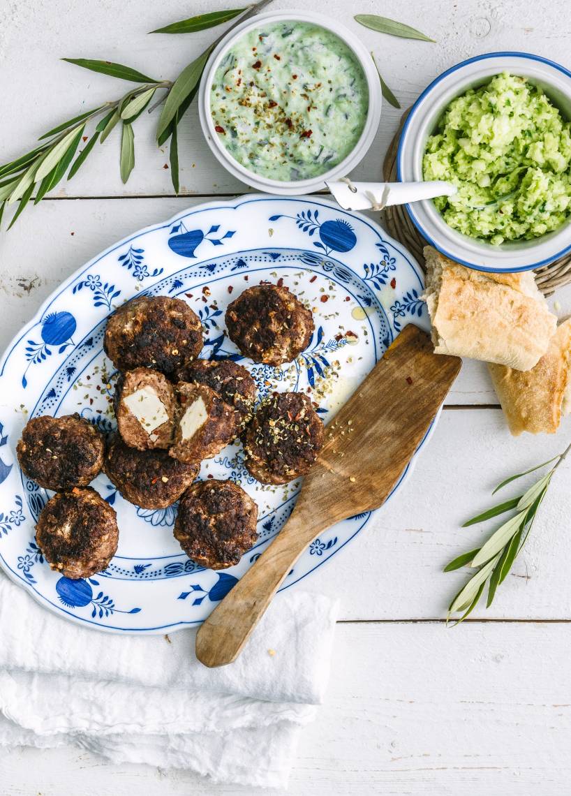 Bifteki mit cremiger Fetafüllung, Krautsalat und Zaziki