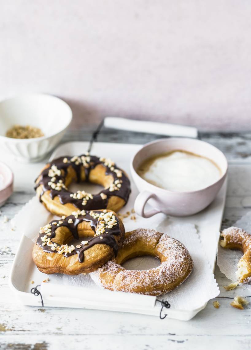 Cronuts mit Puderzucker und Schokolade
