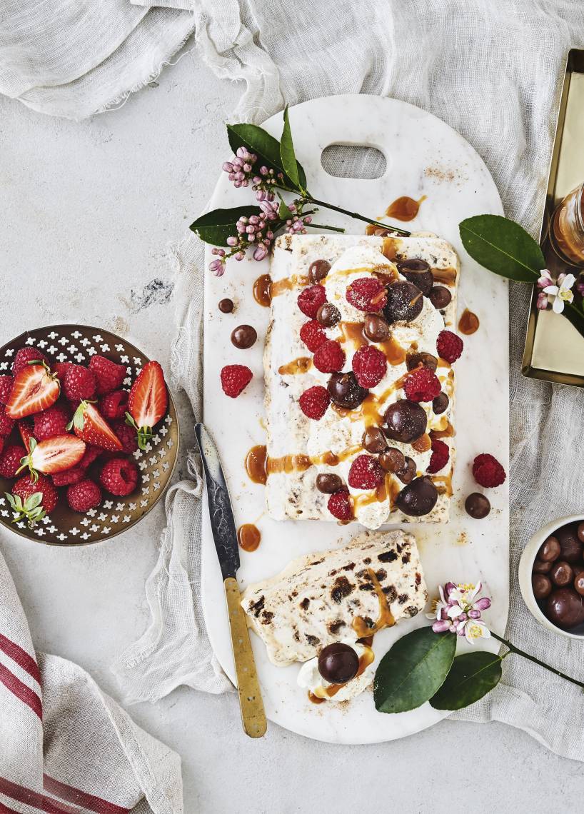 Eisschnitte mit Früchtekuchen und Beeren