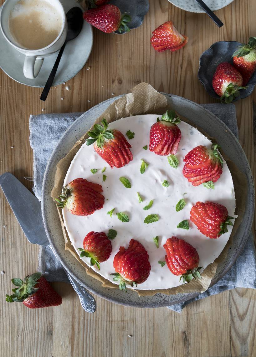 Erdbeer-Joghurt-Torte mit Müsliboden