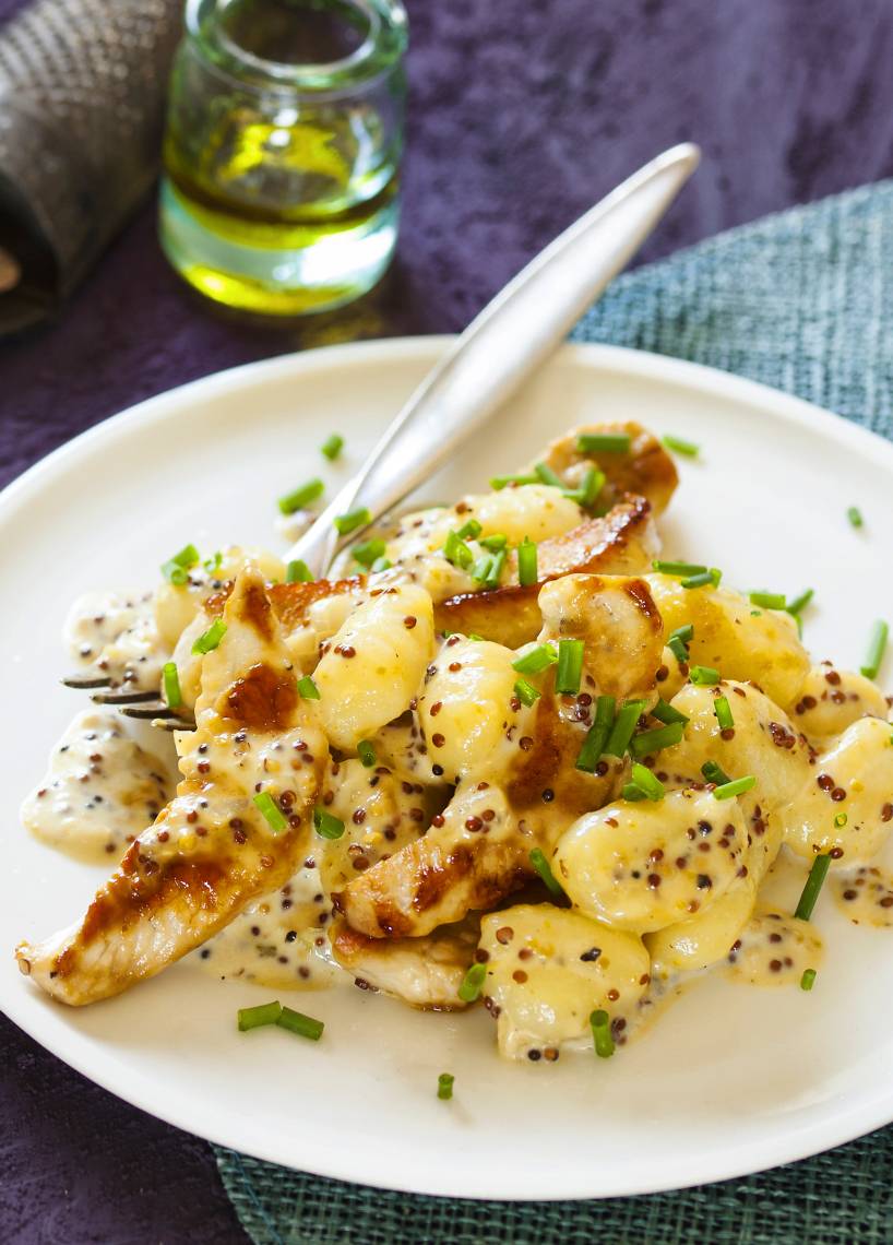 Gnocchi mit Putenstreifen in Kräuter-Senf-Sahne