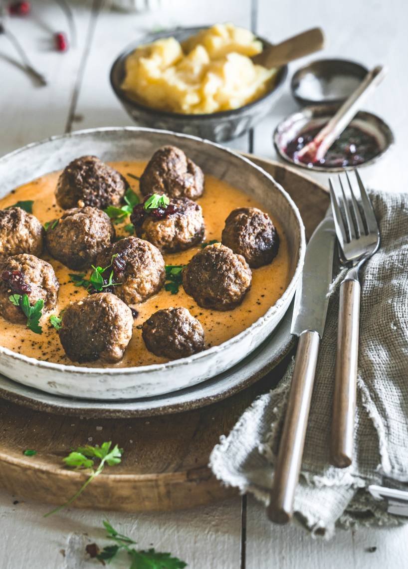 Köttbullar mit Stampf und Preiselbeeren