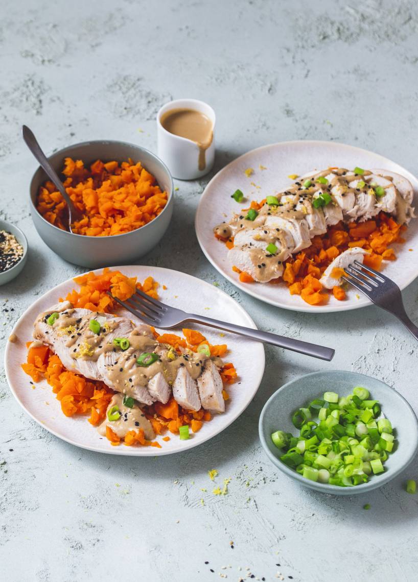 Low-Carb-Karottenreis mit Hähnchen und Tahinsoße