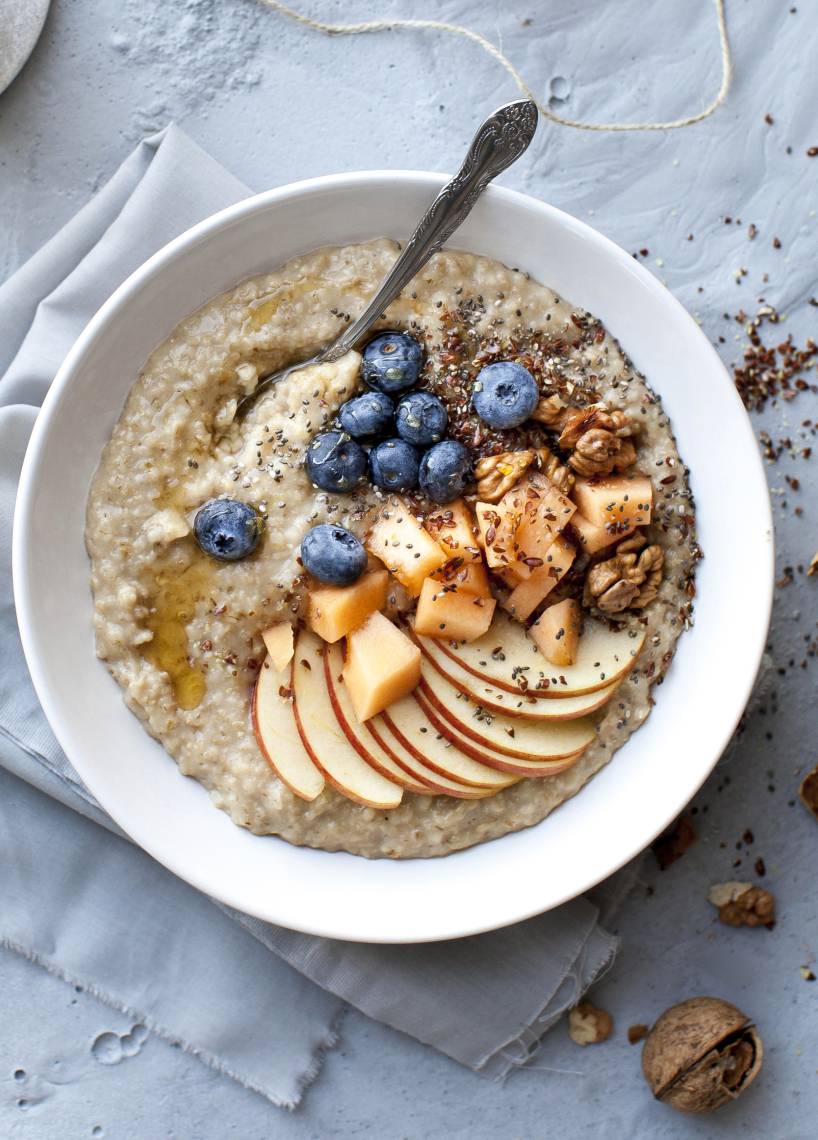 Porridge mit Apfel und Blaubeeren
