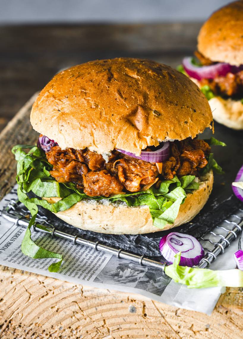 Pulled-BBQ-Jackfruit-Burger mit Coleslaw