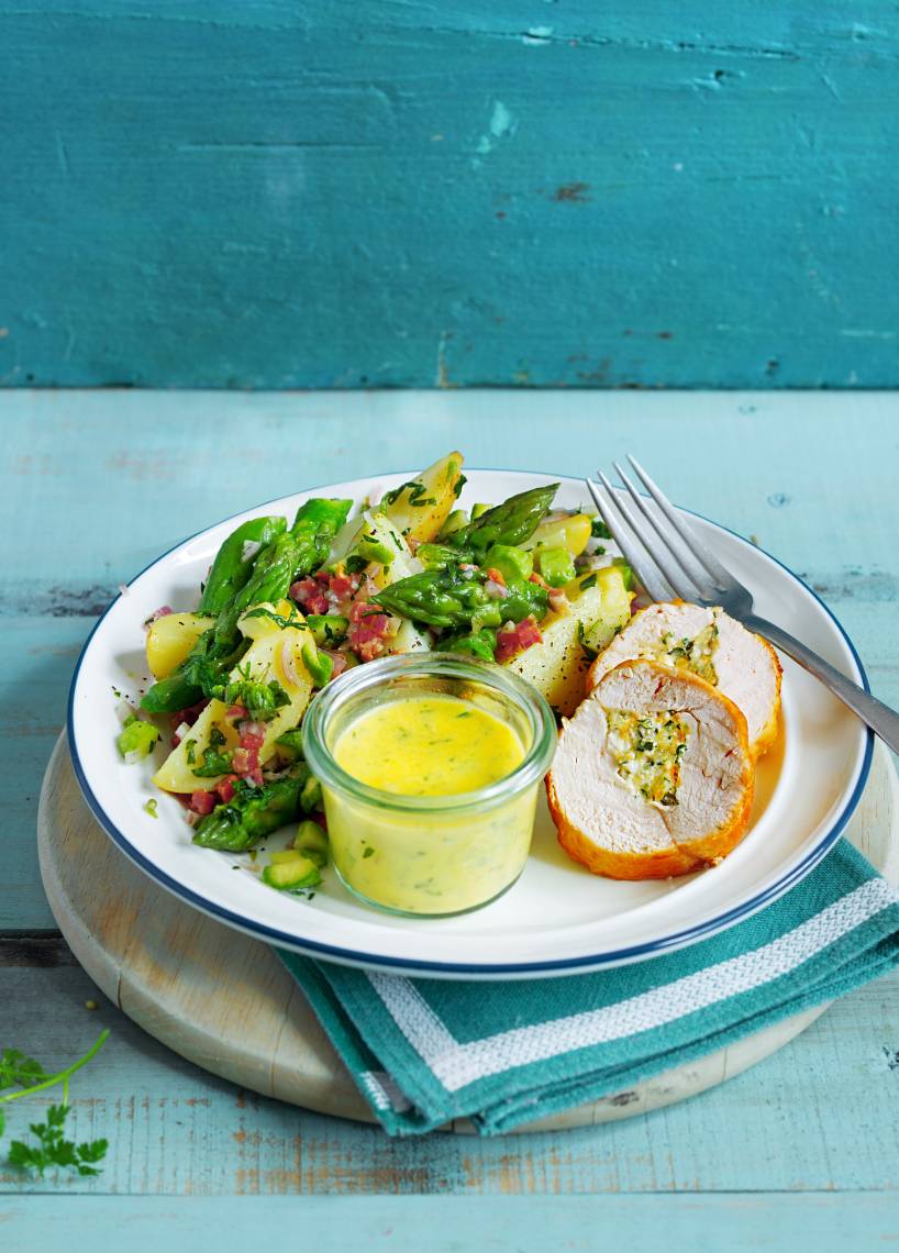 Spargel-Kartoffel-Salat mit gefüllter Hähnchenbrust und Sauce béarnaise