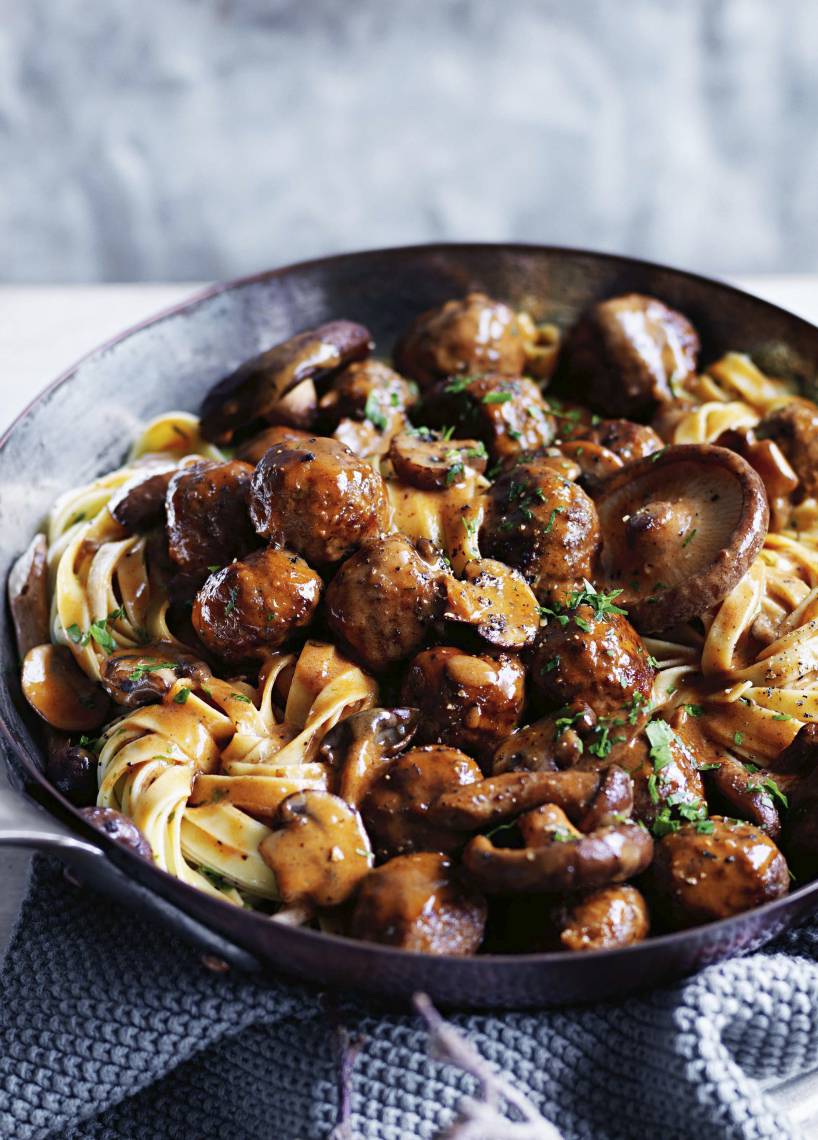 Tagliatelle mit Hackbällchenragout und Waldpilzen