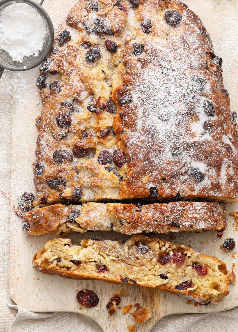Veganer Mandelstollen mit Cranberries