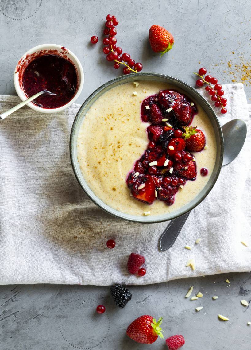 Dinkel-Grießbrei mit Beeren